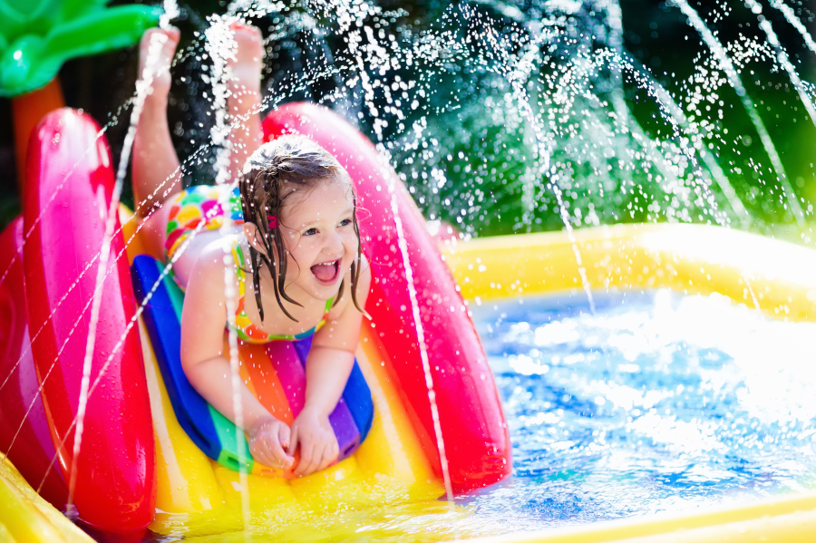 enfant dans le piscine d'un camping dans le Var