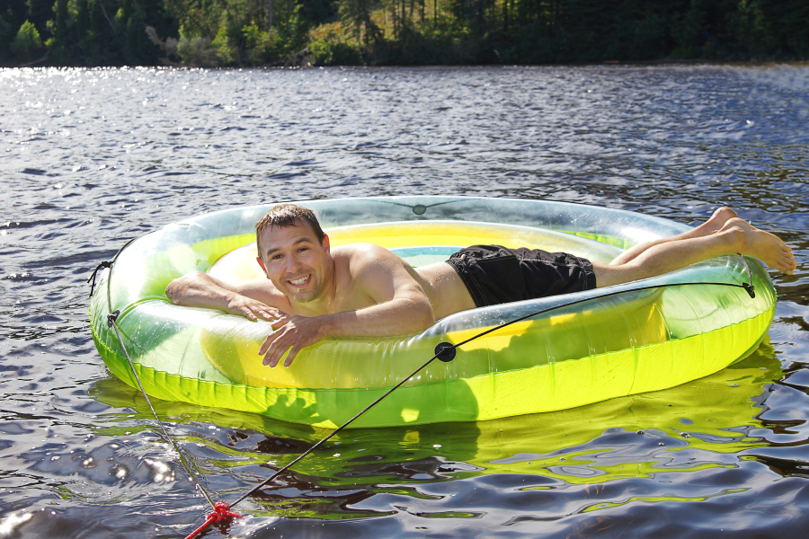 pieds dans l'eau au camping bord de lac