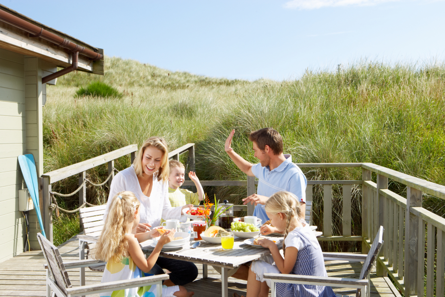 famille sur le terrasse d'un mobil home dans un camping Vendée