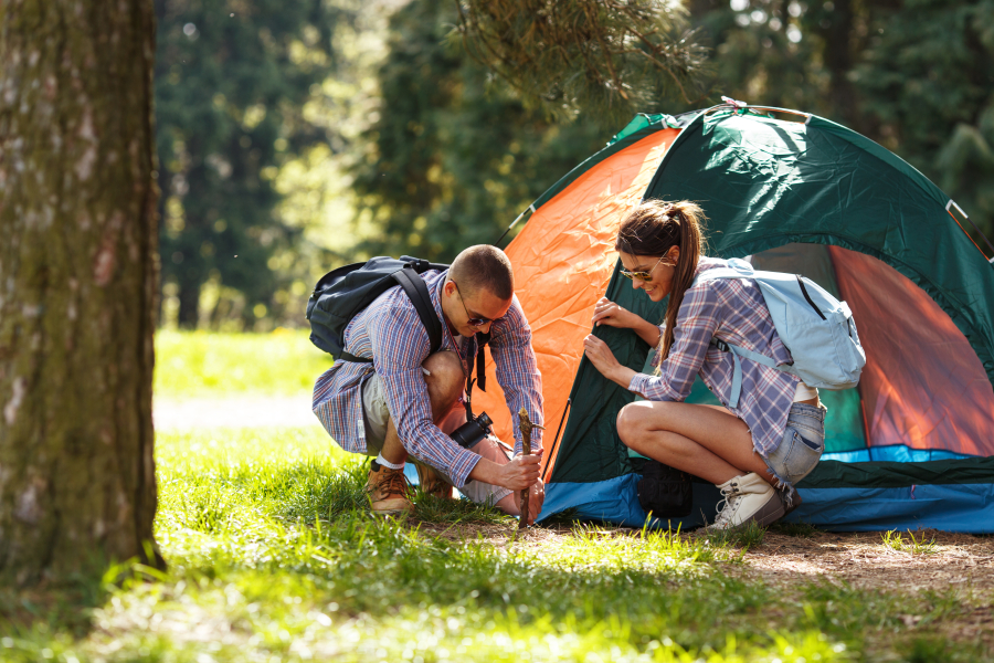 couple dressant une tente de camping Argelès sur Mer